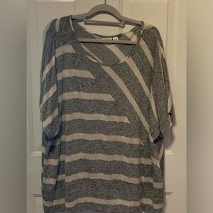 Women’s grey and cream short sleeve plus size top 26/28W